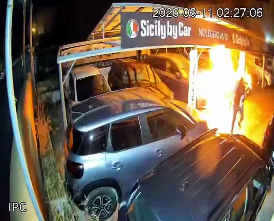 Il video dell'attentato al deposito di Sicily by Car di via San Lorenzo
