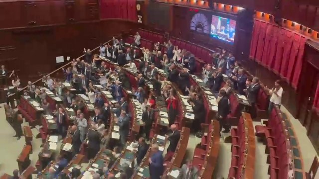 L'esultanza delle opposizioni alla Camera dopo la bocciatura delle preferenze alla legge elettorale