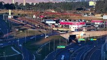 Câmera da Catve registra batida entre carro e caminhão no Trevo Cataratas, em Cascavel