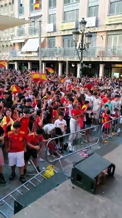 Aficionados viendo el Francia-España en pantalla gigante en Ciudad Real.