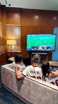 Los Reyes Felipe y Letizia y sus hijas, la Princesa Leonor y la Infanta Sofía, eufóricos durante el partido de España contra Francia: nervios, vitores y con la camiseta blanca oficial