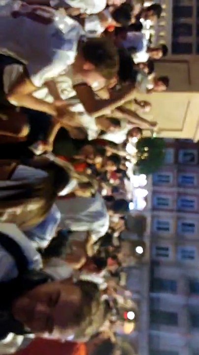 Aficionados festejando la clasificación de España.