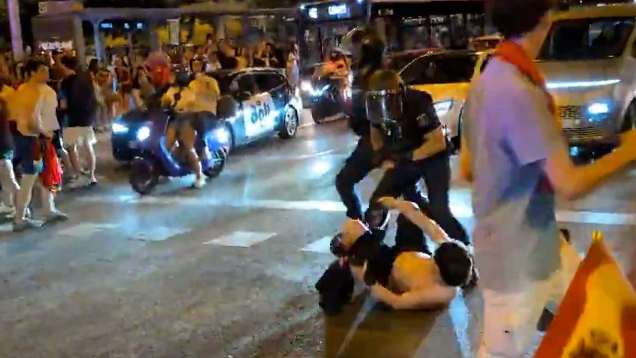 Marlaska manda cargar a la Policía en Cibeles contra los aficionados de España