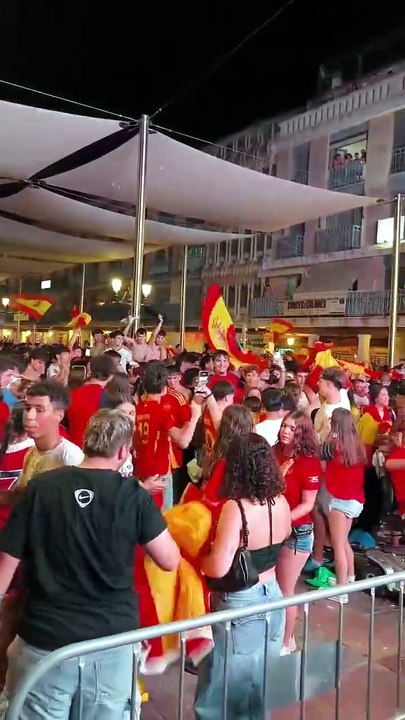 Aficionados festejando la clasificación de España.