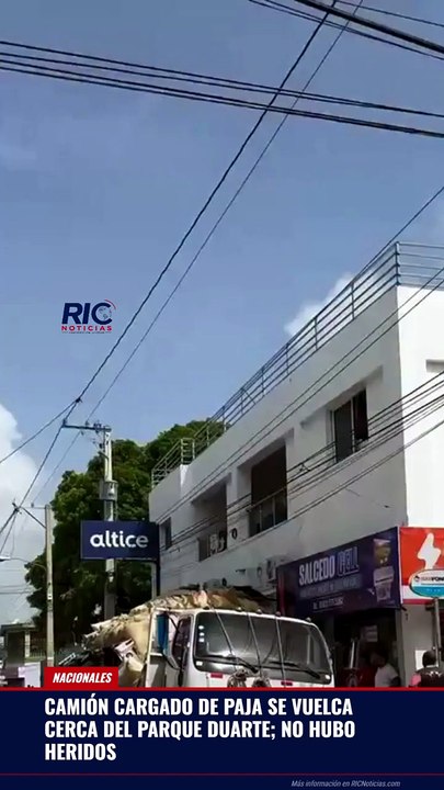 Camión cargado de paja se vuelca cerca del parque Duarte; no hubo heridos