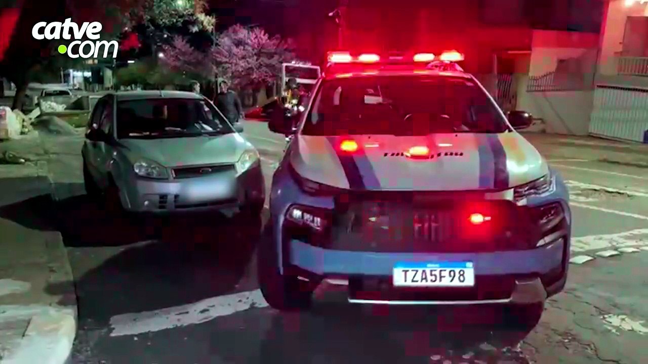 Carro com 38 multas e documentação atrasada é recolhido pela Transitar no Centro de Cascavel