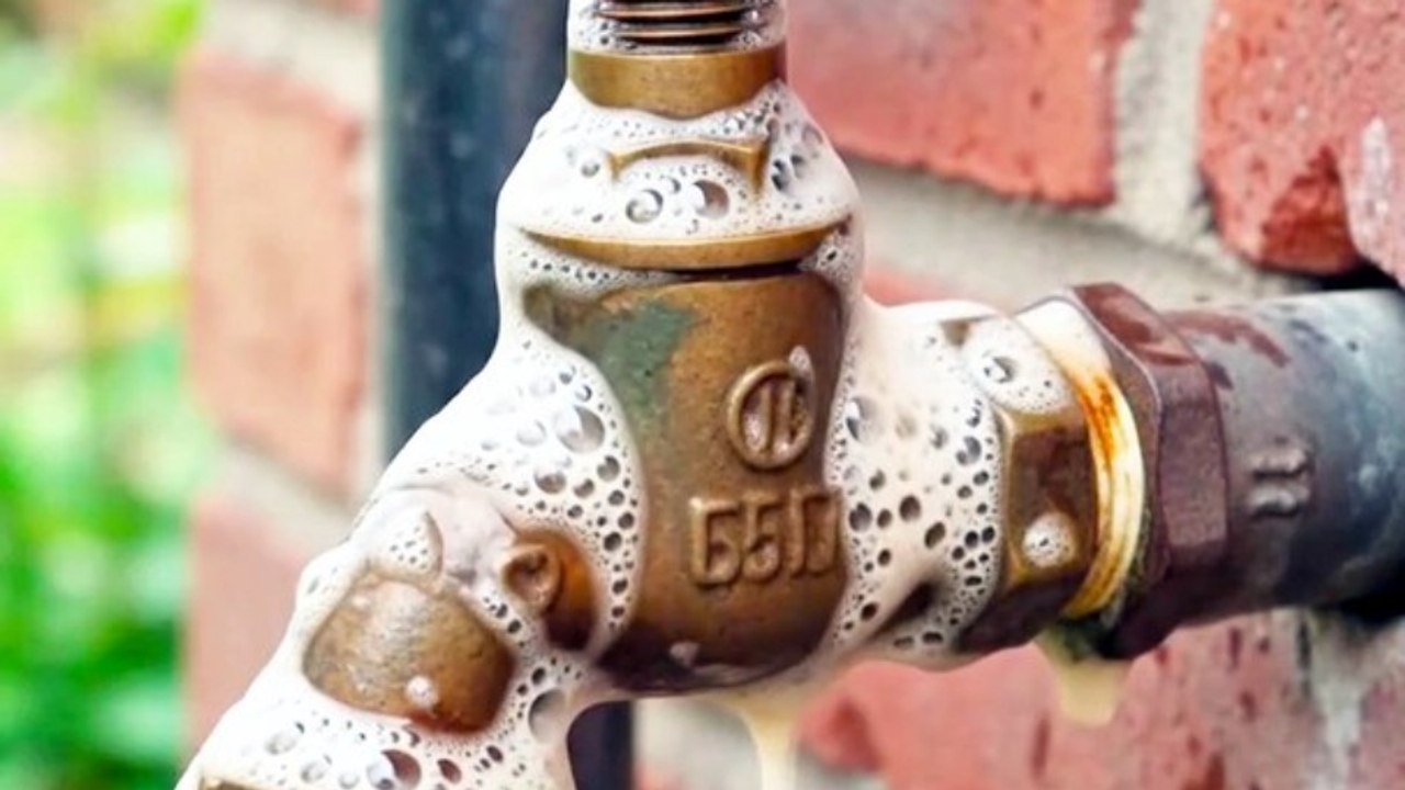 Rusty Garden Water Tap Restoration! 🚰