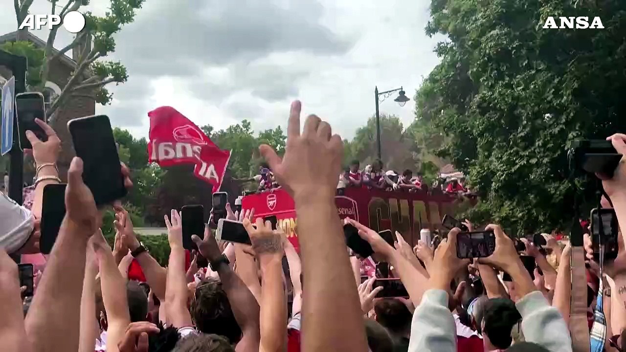 I giocatori dell'Arsenal in trionfo per la vittoria della Premier League