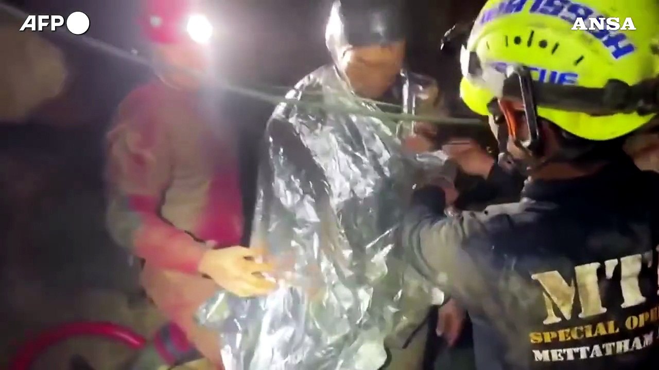 Laos, sesta persona estratta viva dalla grotta: ancora un disperso