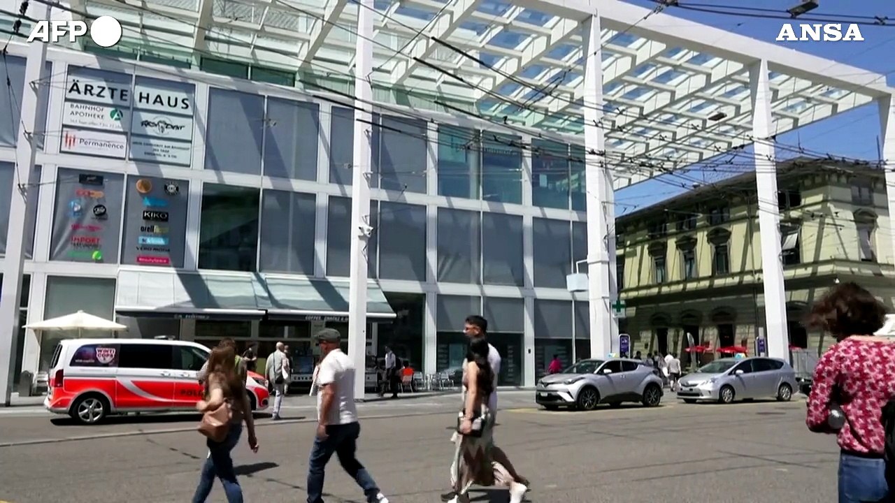 Svizzera, uomo accoltella persone gridando Allah Akbar: arrestato