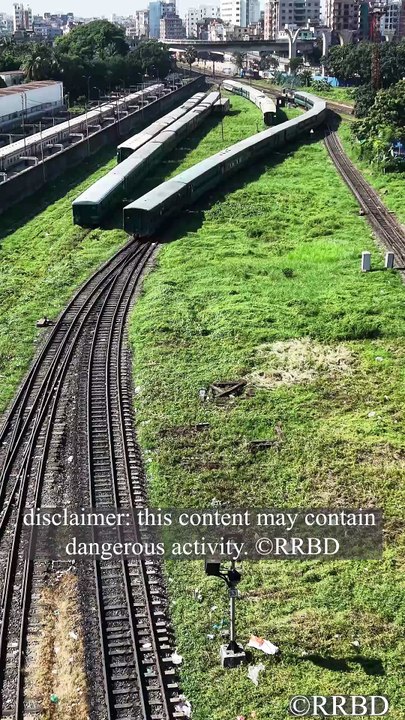 Trains can reverse too! 🔄🚄👀