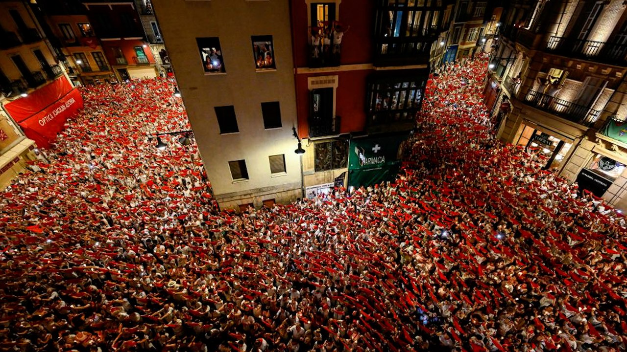 Los sanfermines  se despiden con el  'Pobre de mí' en una Plaza Consistorial abarrotada