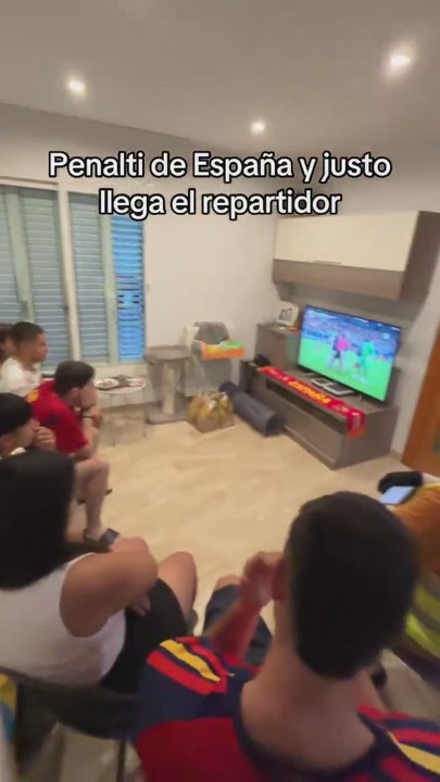 Penalti para España y justo llega el repartidor: lo que ocurre es viral