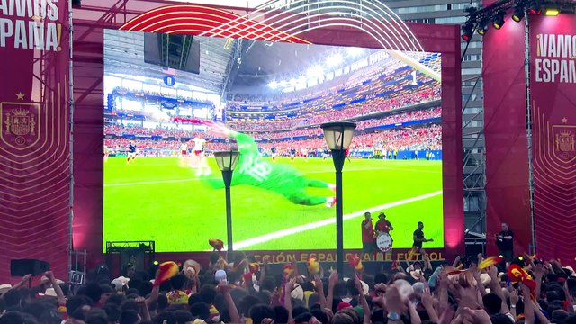 La afición española celebra el pase a la final del Mundial en la plaza de Colón