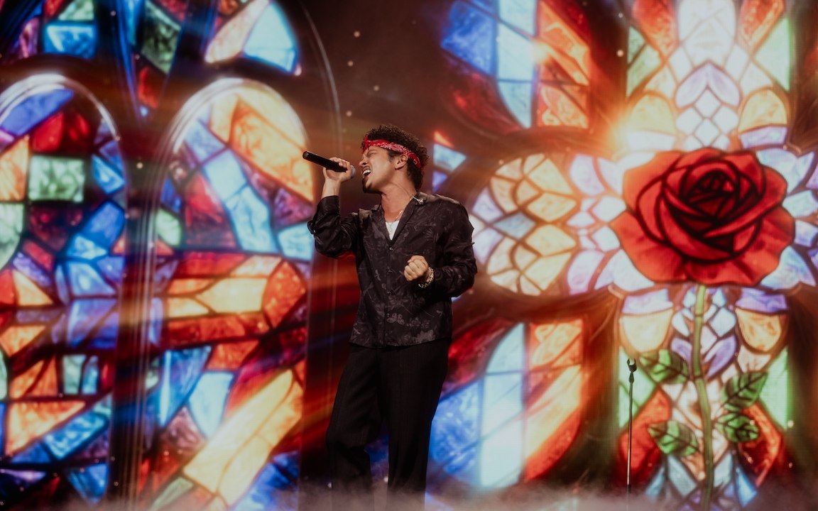 Bruno Mars e lo show da brividi a San Siro: la preghiera iniziale e la gag tutta italiana con Anderson .Paak