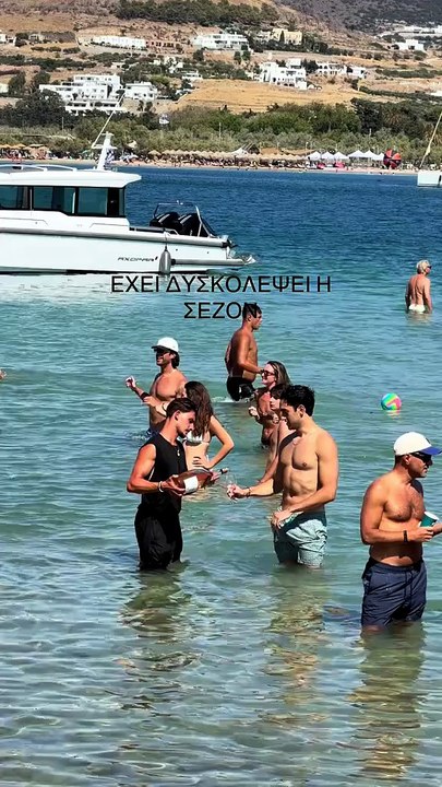 Αντιδράσεις με viral βίντεο που δείχνει σερβιτόρο να γεμίζει ποτήρια πελατών μέσα στη θάλασσα στην Πάρο