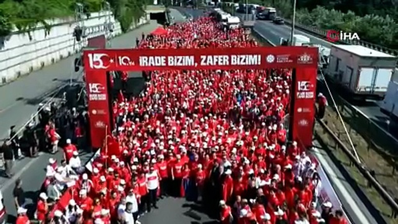 İstanbul'da 15 Temmuz Şehitler Köprüsü'nde 15 Temmuz'un 10. yılında binlerce kişi buluştu!