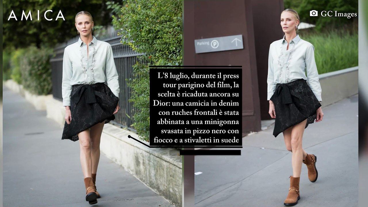 Charlize Theron, il tempo non passa: la nuova eleganza delle gambe in primo piano