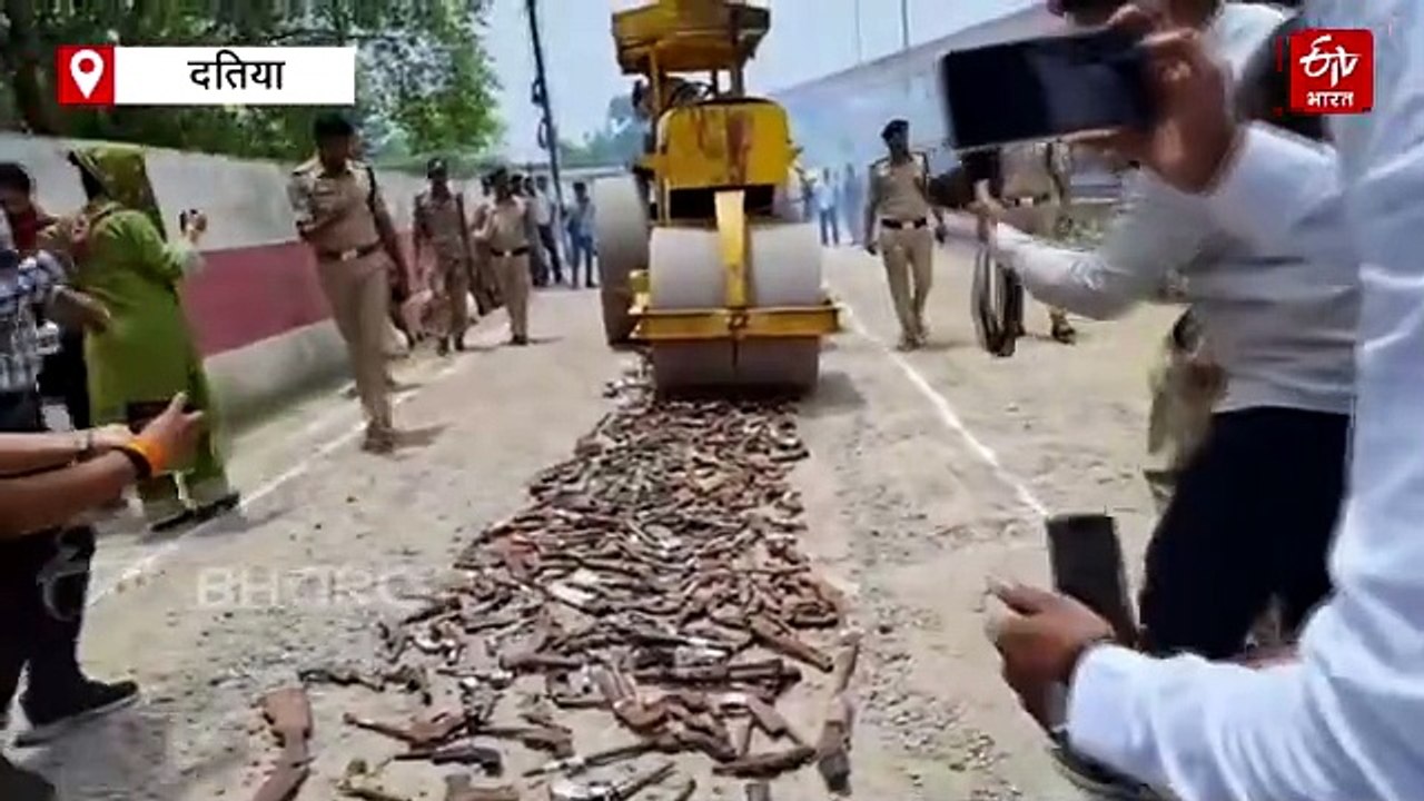 दतिया में 19 वर्षों में जब्त 628 अवैध हथियारों पर चला रोलर, देखने वालों का लग गया मजमा
