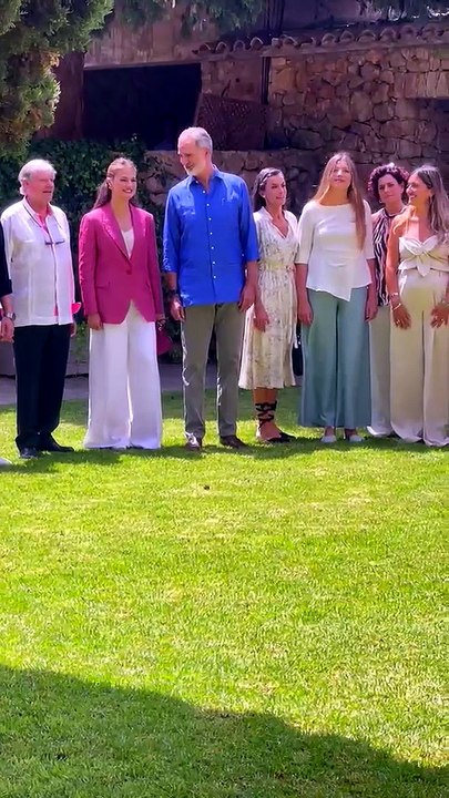 Los Reyes junto a la princesa Leonor y la infanta Sofía en Empúries
