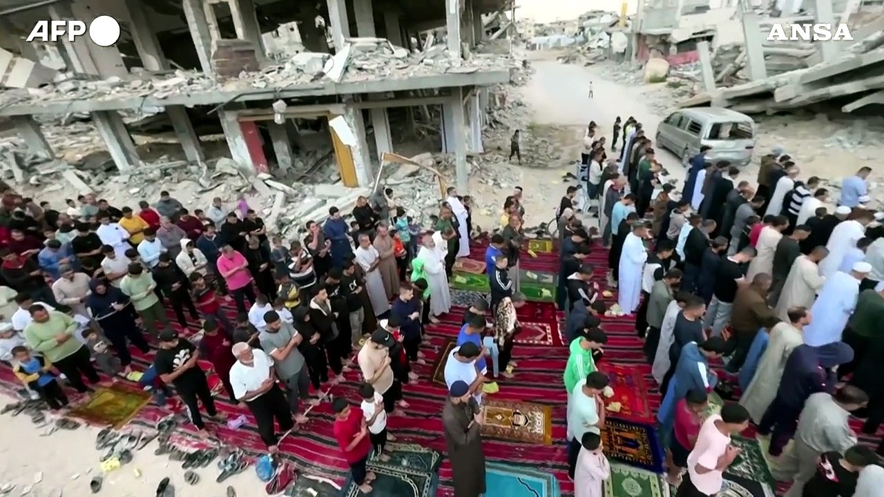 Gaza, l'Eid al-Adha si celebra in mezzo alle macerie