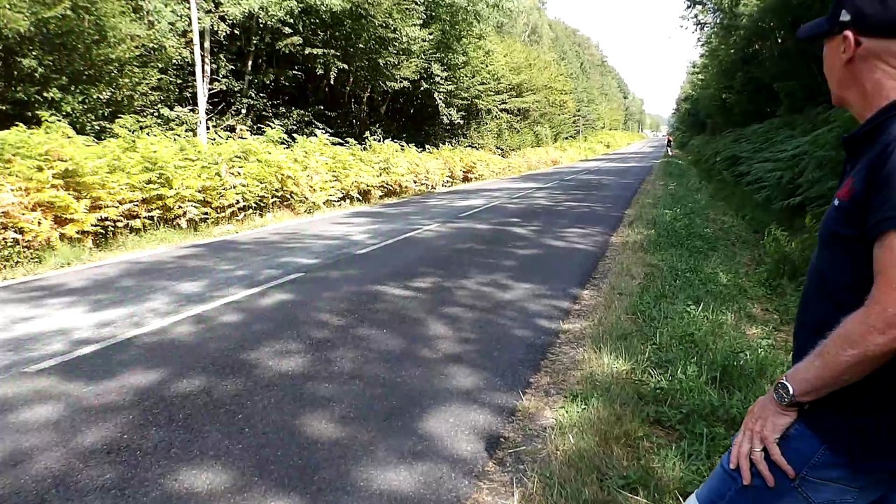 Tour de France à Guérigny, passage du peloton..."Le chat va avaler les souris" ;-)