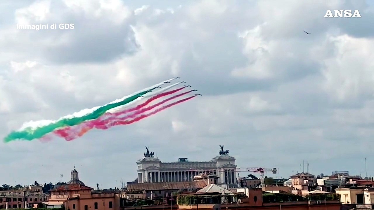 Le Frecce Tricolori sorvolano l'Altare della Patria per la Festa della Repubblica