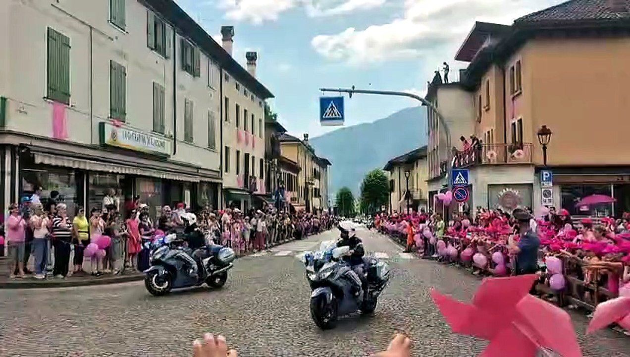 Il Giro d'Italia fa il pienone a Pedavena: ecco il passaggio della corsa rosa