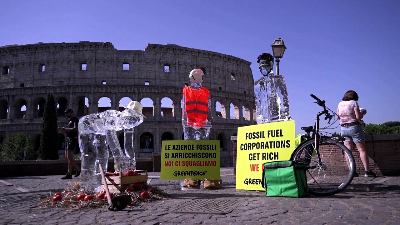Así fue la protesta de Greenpeace con esculturas de hielo frente al Coliseo de Roma