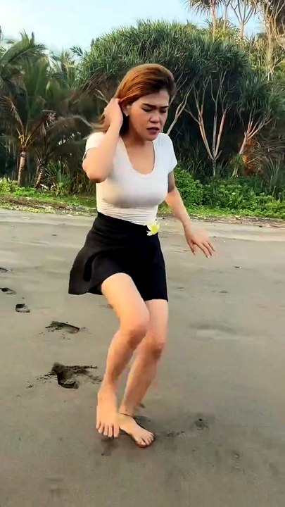 need to pee #beautifulgirl