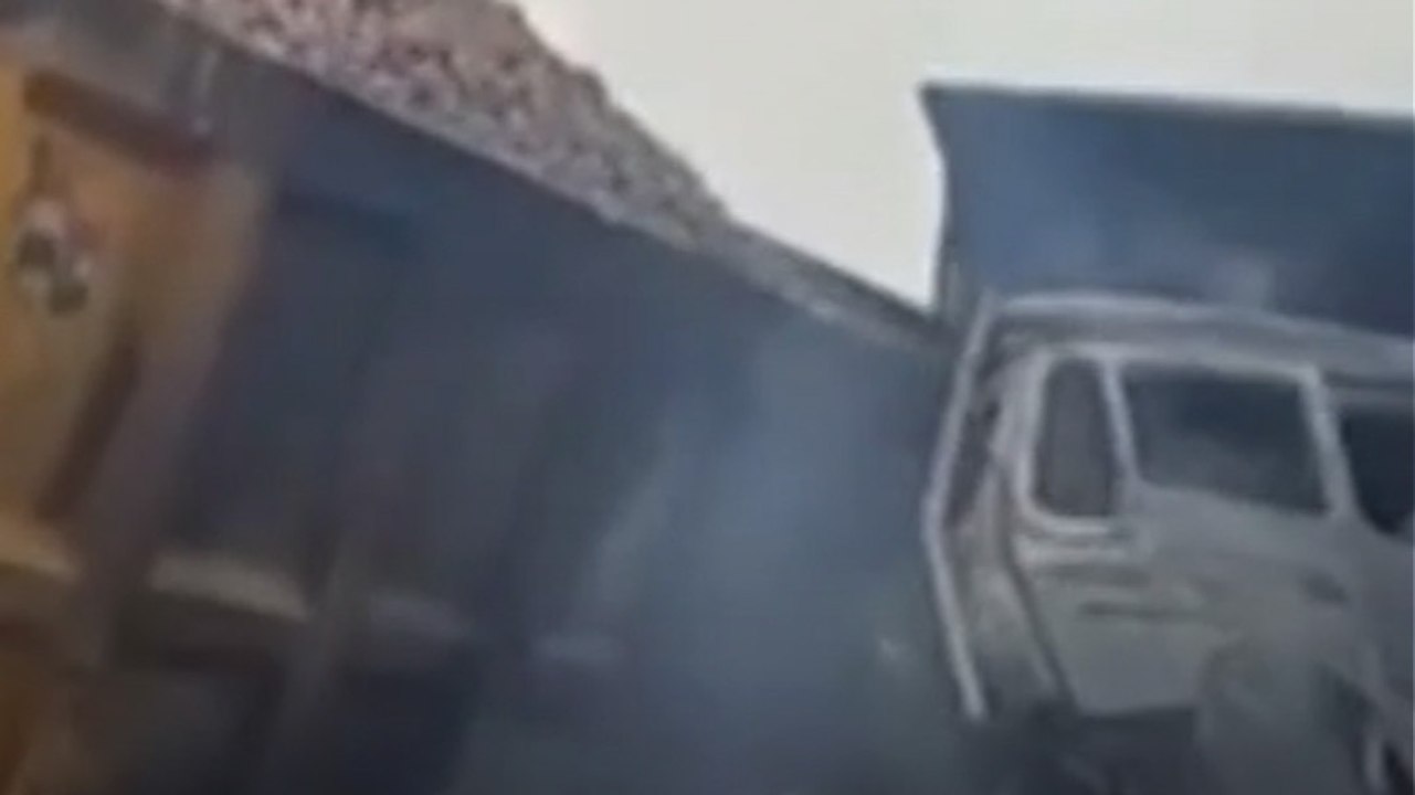 2 ट्रकों की टक्कर के बाद भीषण आग, केबिन में फंसे ड्राइवर की ज़िंदा जलकर मौत