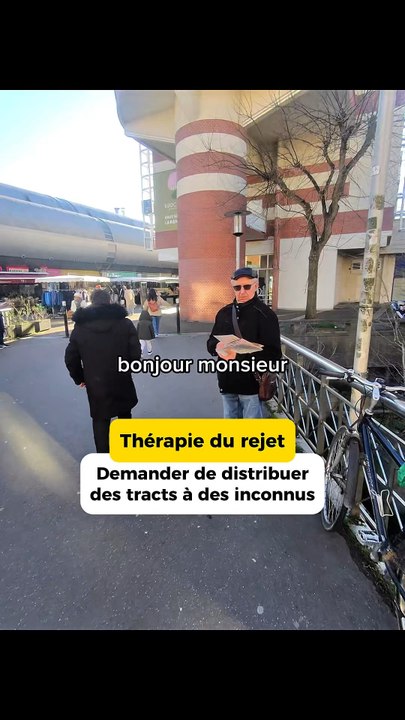 Distribuer de tracts avec des inconnus