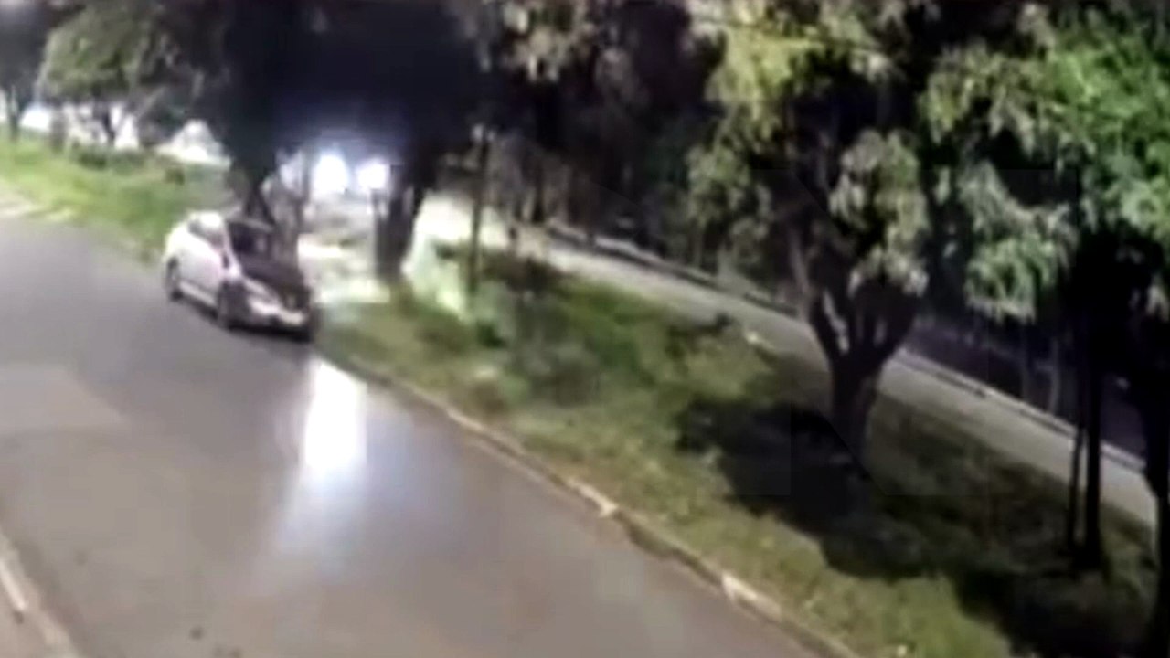 Vídeo mostra Porsche explodindo após batida que matou dois jovens carbonizados