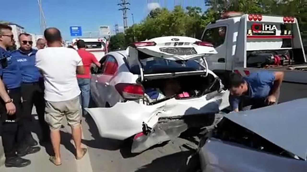 İzmit'te 3 araçlık zincirleme kaza! Öndeki fren yaptı, arkadakiler birbirine girdi