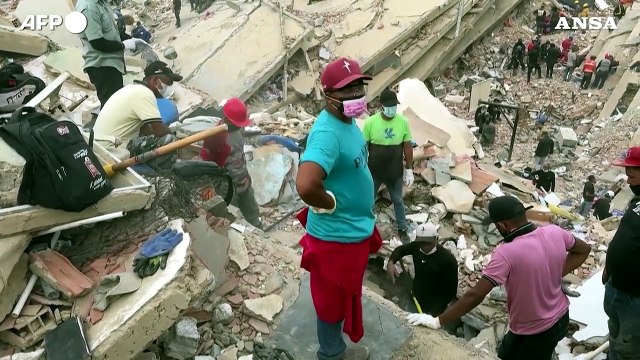 Venezuelani cercano sopravvissuti tra le macerie a quattro giorni dal terremoto