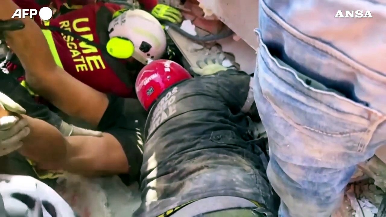 Estratto vivo dalle macerie un sopravvissuto al sisma in Venezuela
