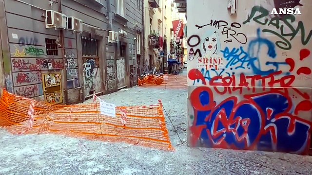 Napoli, crolla un cornicione nella via della movida