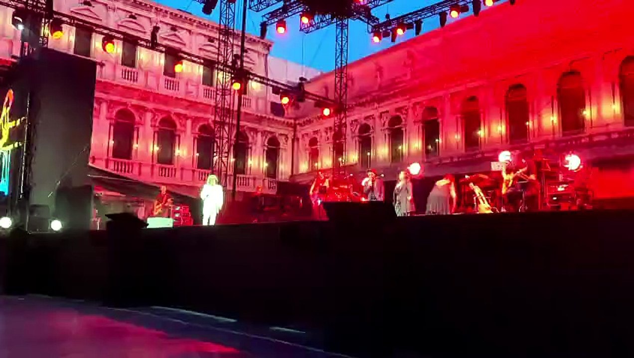 Cocciante incanta Piazza San Marco celebrando i suoi 80 anni