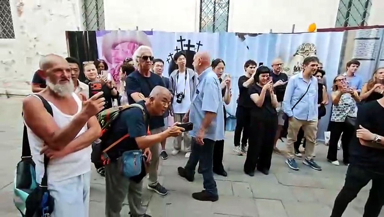 Morgan a sorpresa a Venezia per una performance rock al vernissage di una mostra d'arte