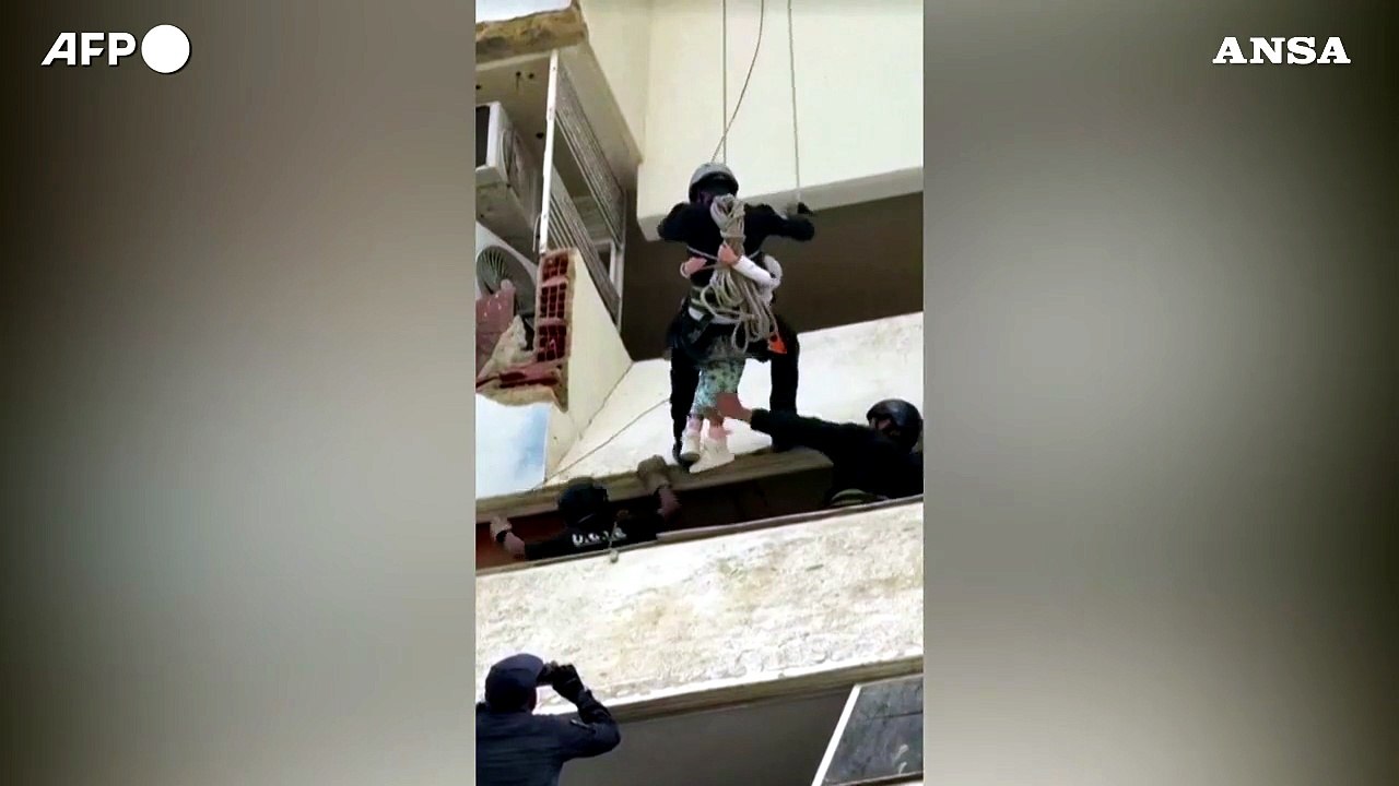 Venezuela, agenti di polizia salvano un bambino da un edificio distrutto a La Guaira