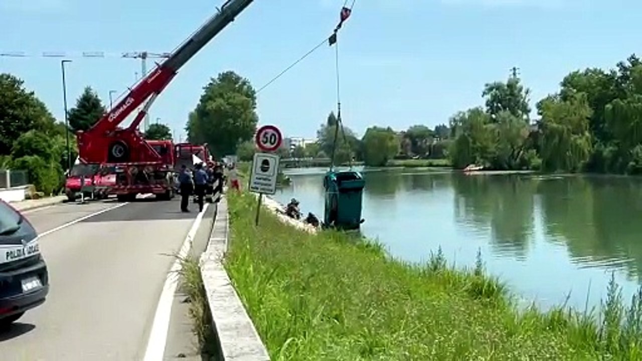 Il recupero dell'auto inabissata nel Sile a Jesolo Paese