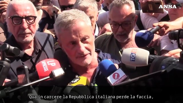 Alemanno esce da Rebibbia tra i cori: Io in cella da innocente