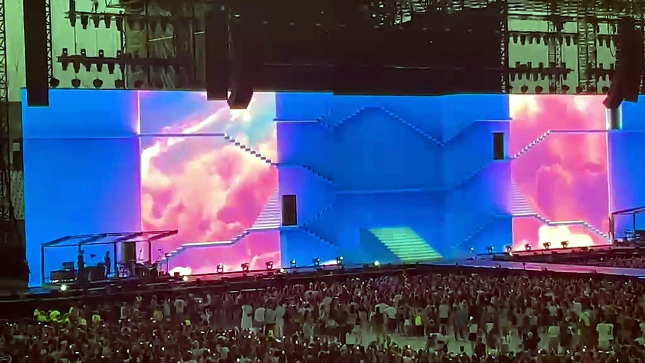 Tiziano Ferro allo stadio Euganeo, l'inizio del concerto davanti a 35mila persone: il video