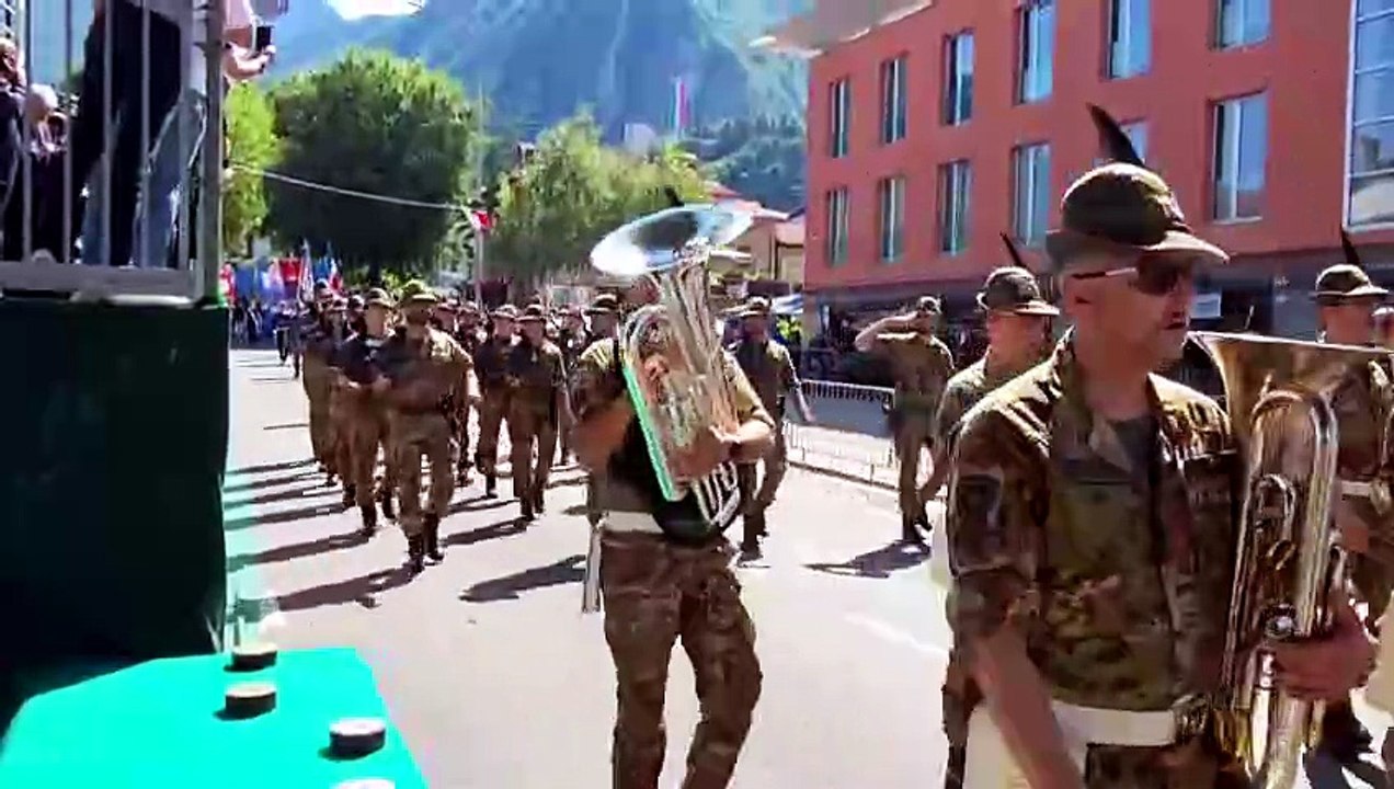 Raduno triveneto degli alpini a Gemona, la Julia apre la sfilata