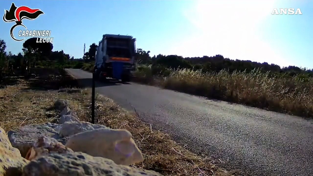 Lecce, colti in flagrante mentre innescano un rogo: due arresti per incendio doloso