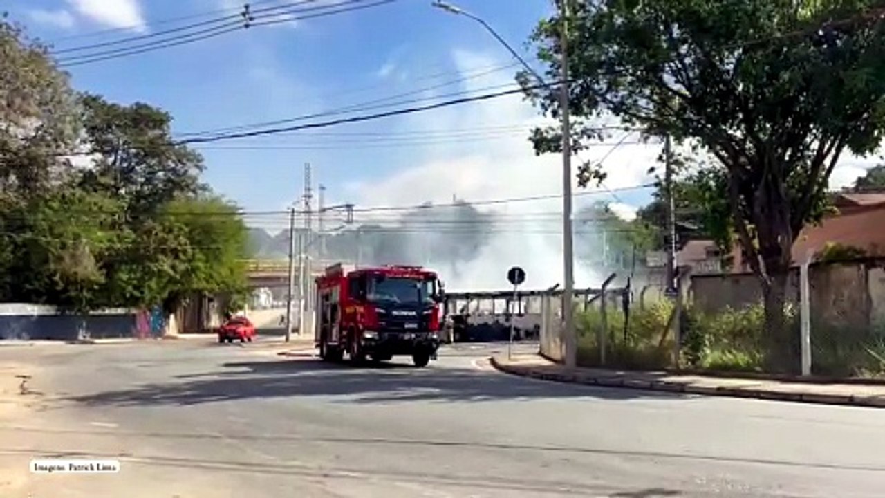 Vídeo: ônibus pega fogo no Horto, em BH, e mobiliza bombeiros - Aqui