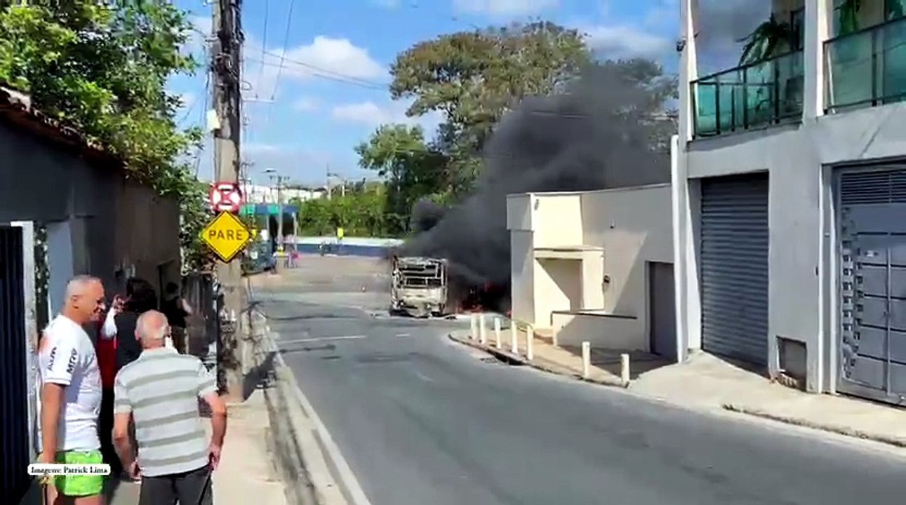 Vídeo: ônibus pega fogo no Horto, em BH, e mobiliza bombeiros - Aqui