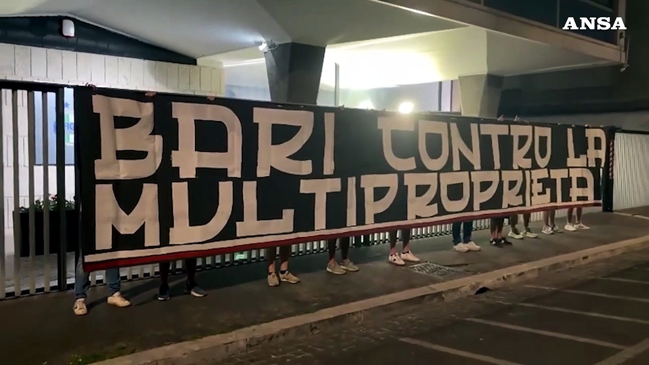 Calcio, striscione in via Allegri: "Bari contro la multiproprietà"