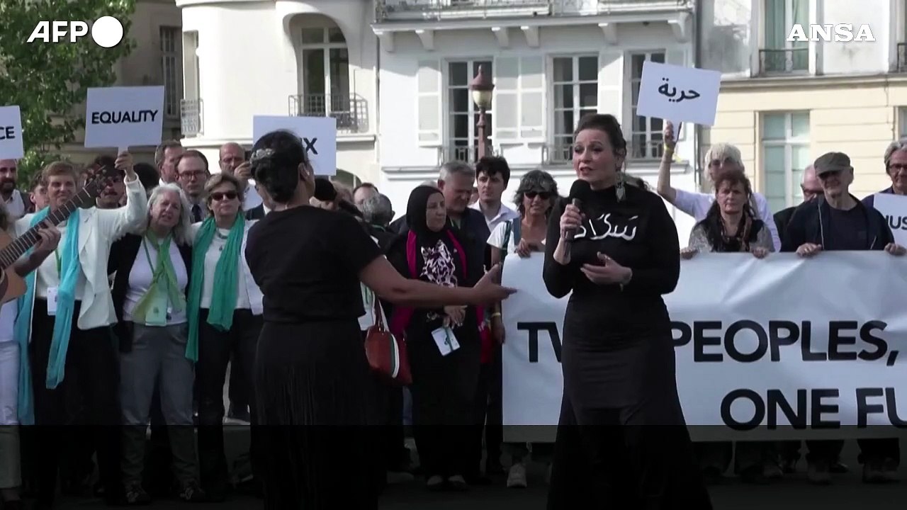 Noa e Mira Awad cantano a Parigi per la pace tra Israele e Palestina