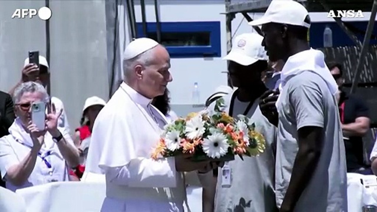 Il Papa alle Canarie omaggia i migranti lanciando una corona di fiori in mare